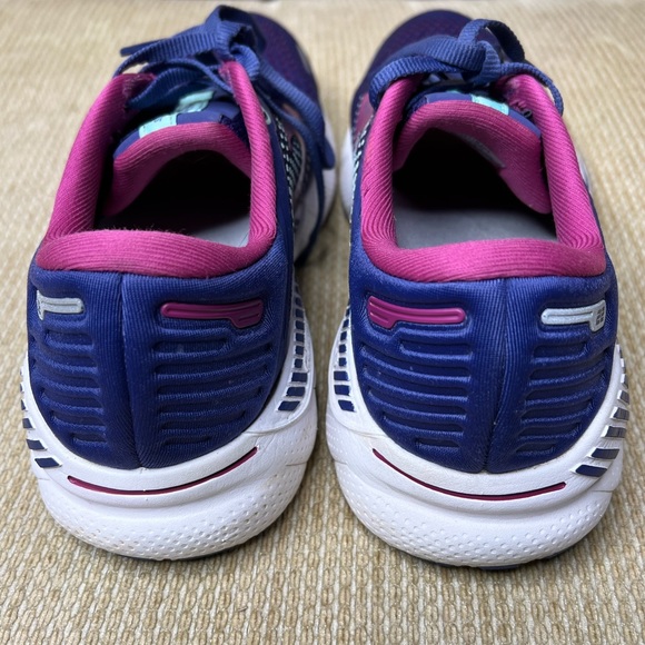 Brooks Adrenaline GTS 22 Running Shoes - Picture 6 of 9